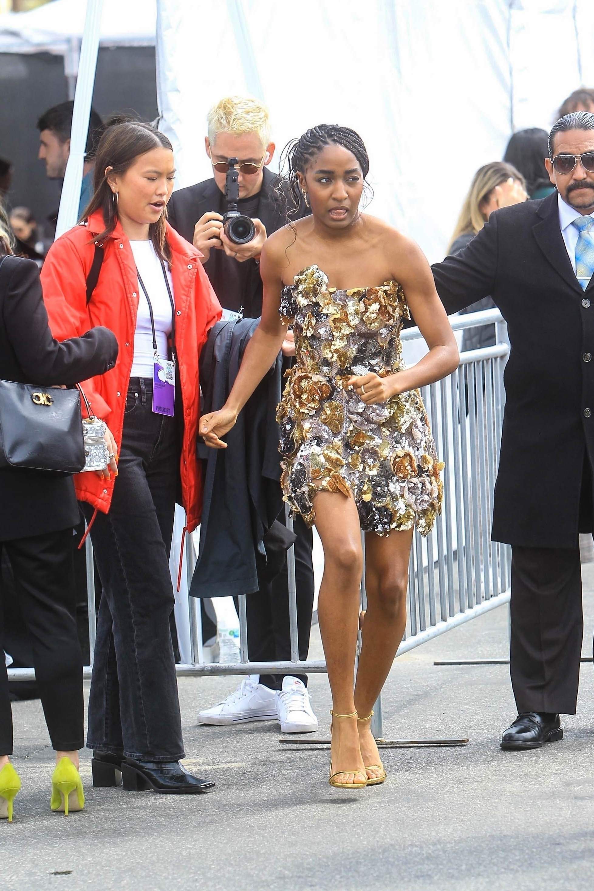 2023spiritawards-arrivalsoutside013.jpg