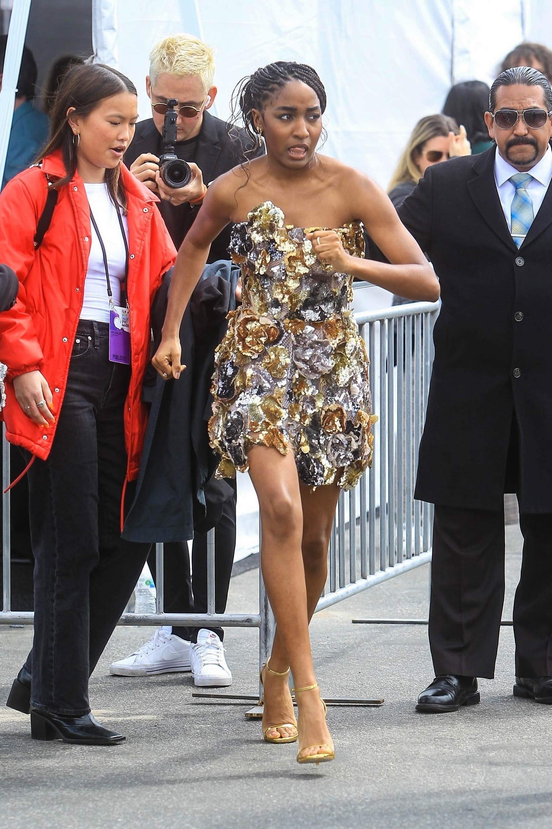 2023spiritawards-arrivalsoutside015.jpg