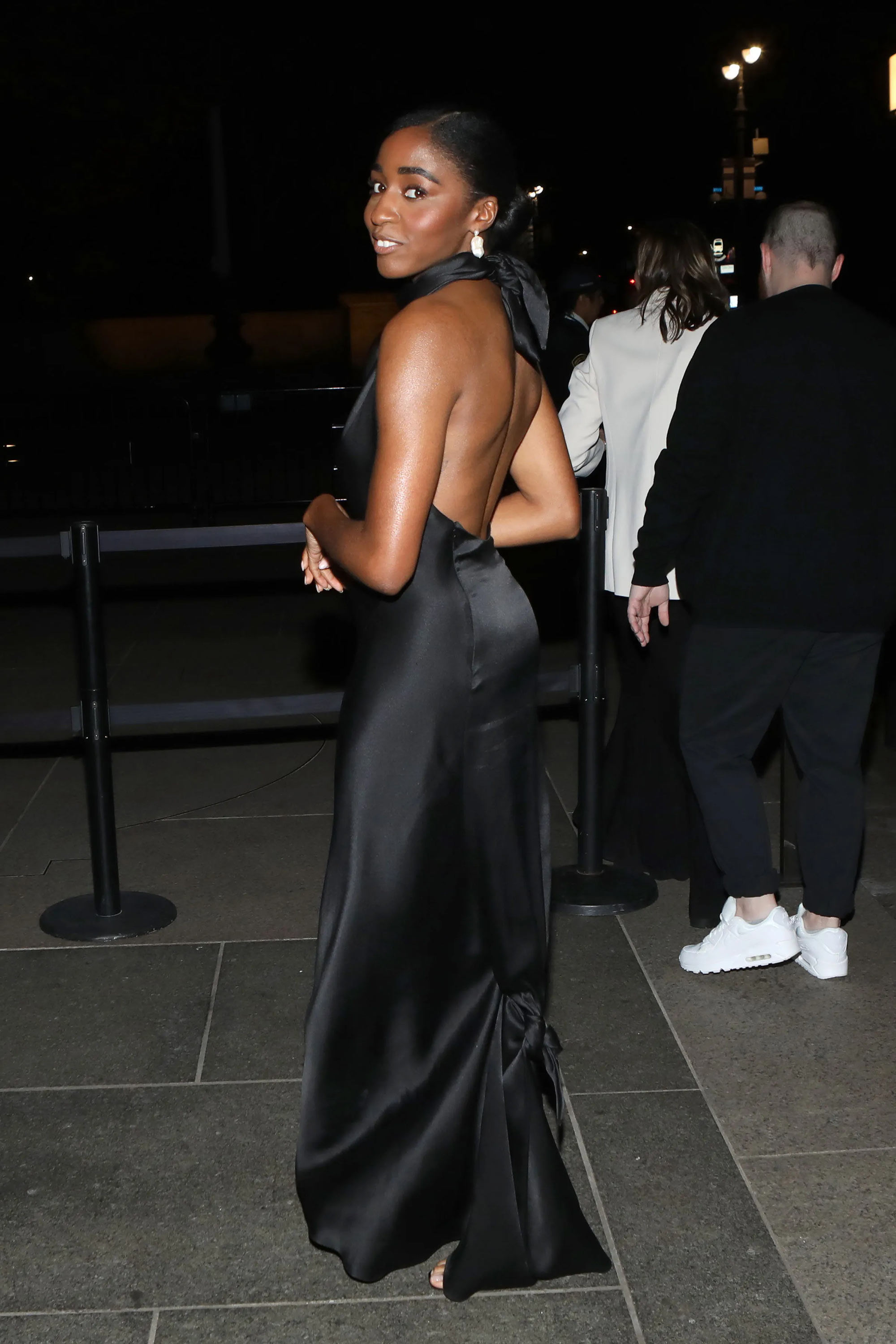 2023cfdafashionawards-arrivalsoutside001.jpg