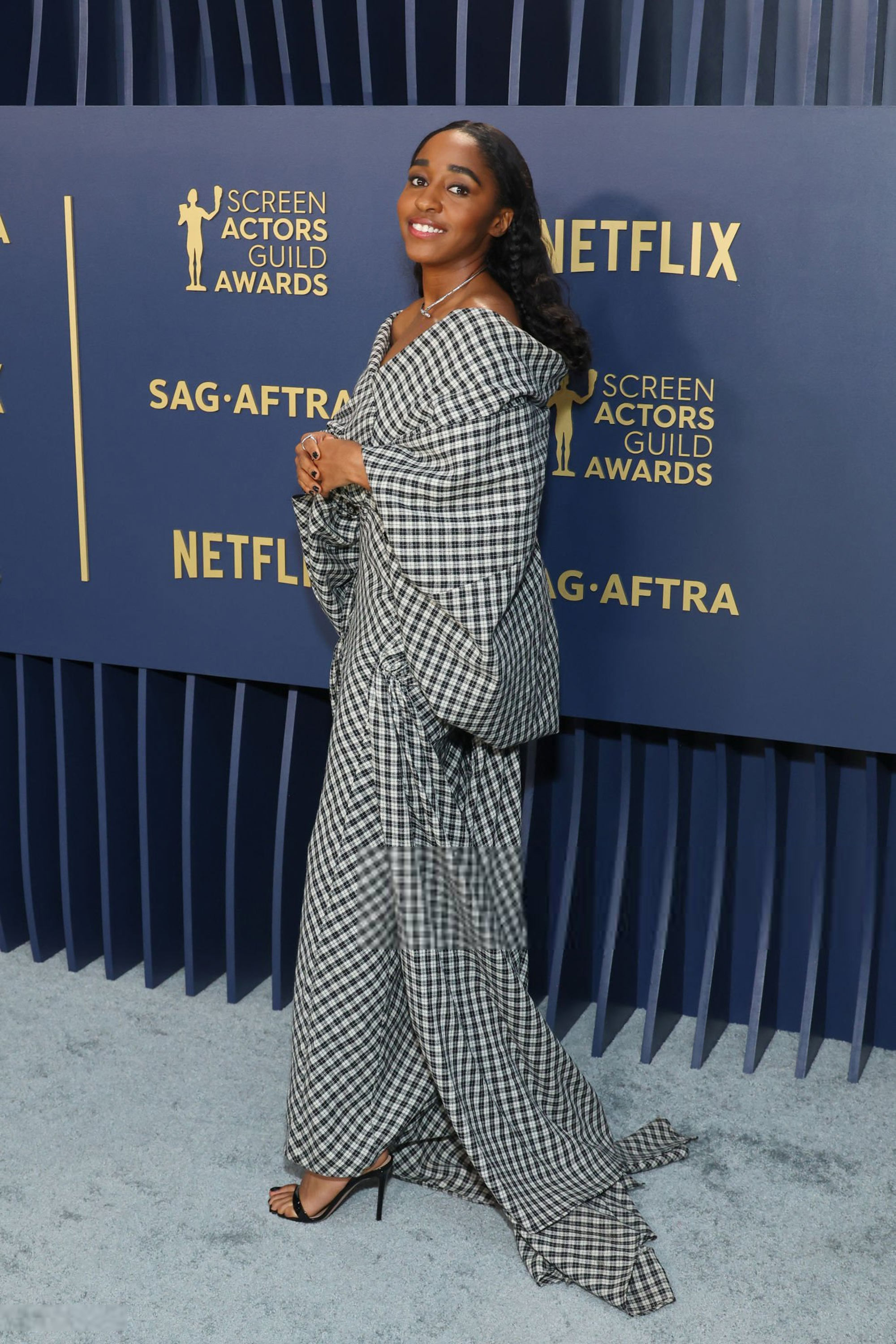 30thsagawards-arrivals035.jpg 30thsagawards-arrivals035.jpg