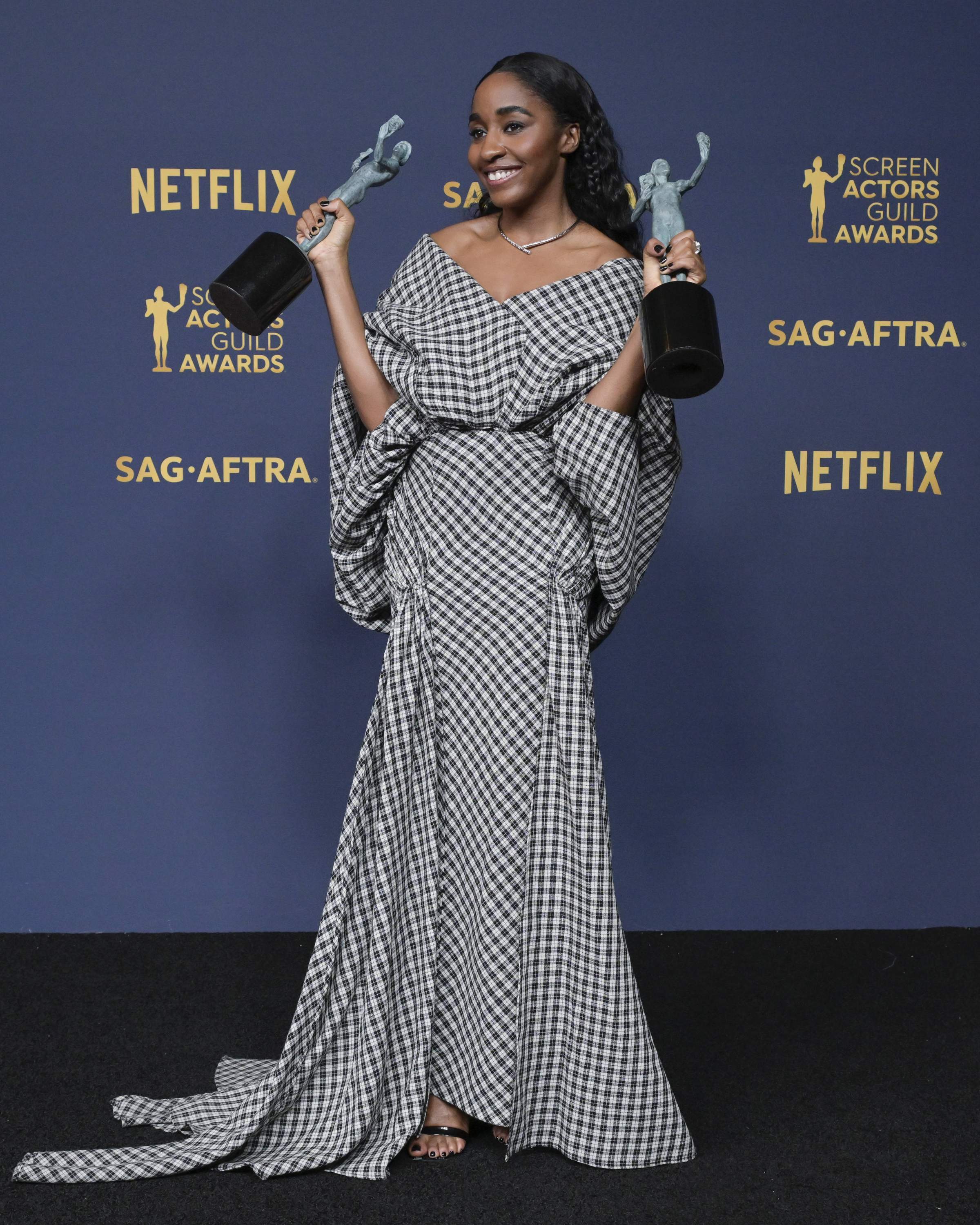 30thsagawards-pressroom236.jpg 30thsagawards-pressroom236.jpg