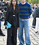 09-27-2024_loeweparisfashionweek-arrivals007.jpg