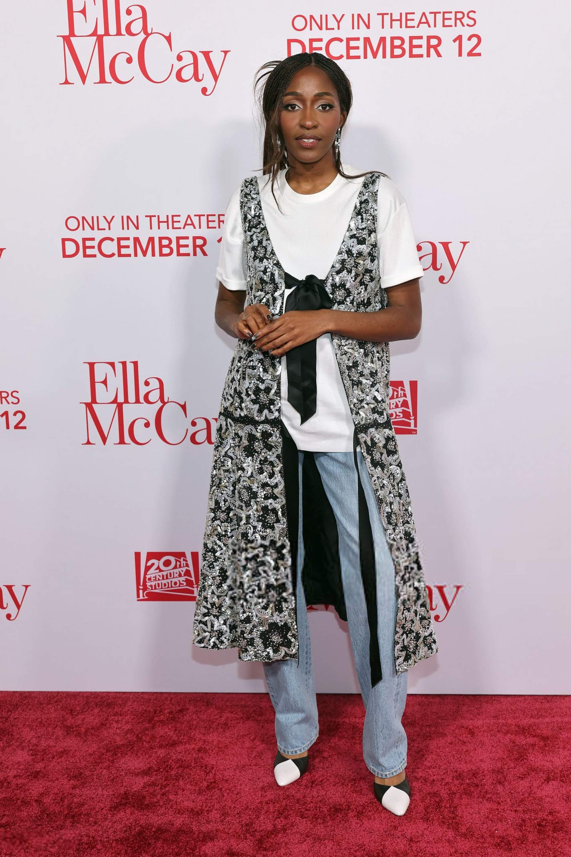 ellamccaylapremiere-arrivals014.jpg ellamccaylapremiere-arrivals014.jpg