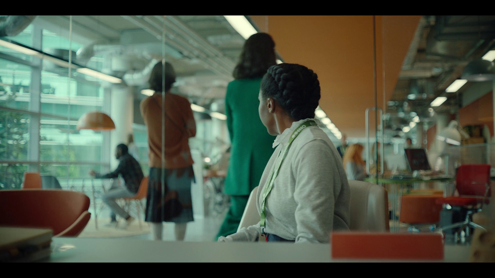 601-blackmirror040.jpg 601-blackmirror040.jpg