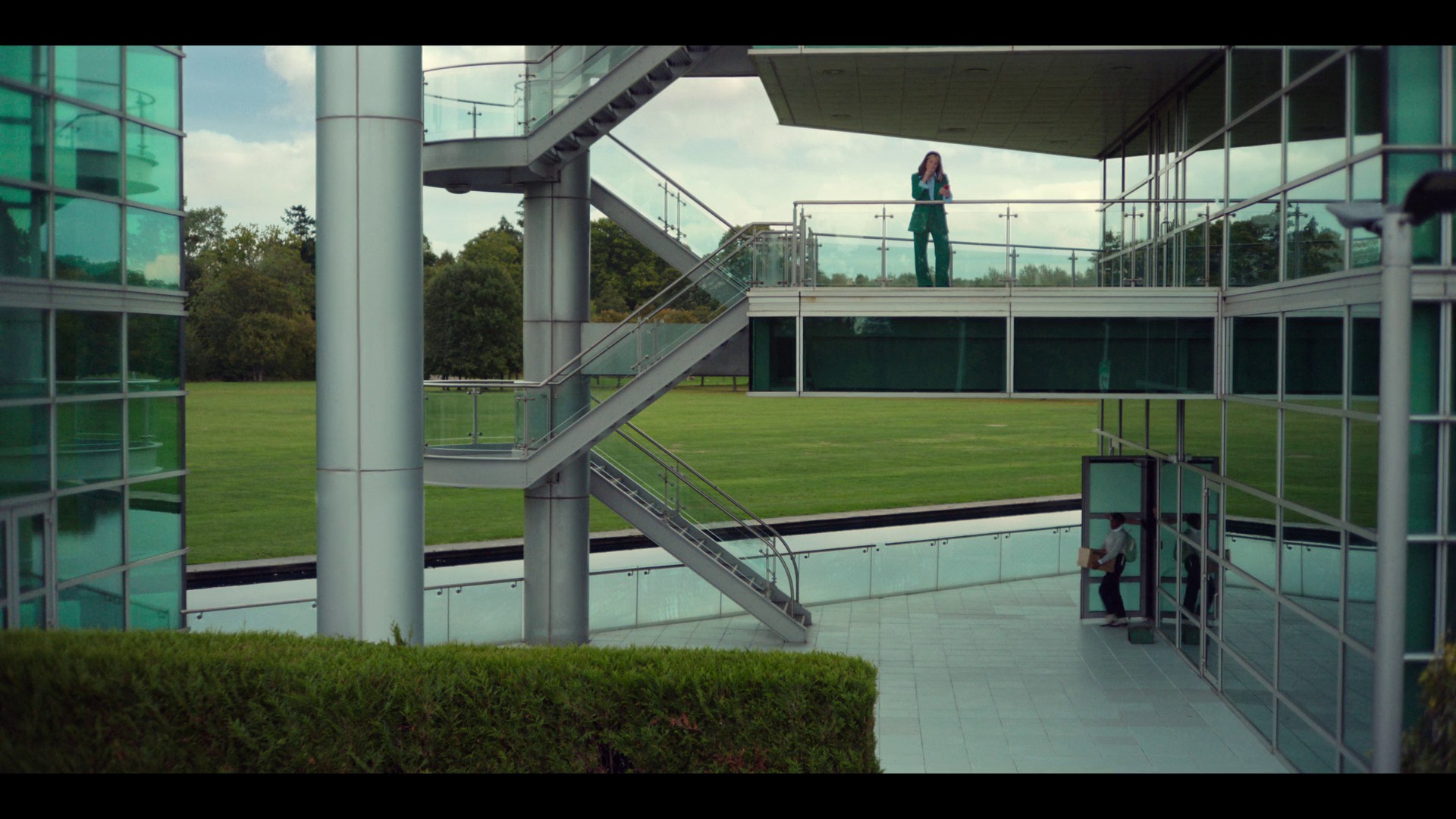 601-blackmirror045.jpg 601-blackmirror045.jpg
